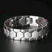 Pulsera magnética elegante sobre fondo neutro color de plata